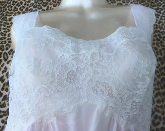 Franse jaren 1950 dames LANGE ZOMERNACHTJAP ~ sensueel transparant roze nylon en wit kant ~ Made in France ~ Nieuw met label: ongedragen in originele doos ~ M/L