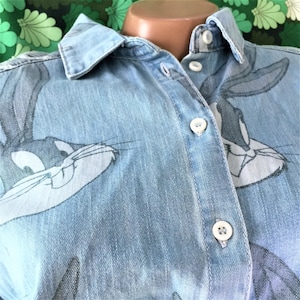 Camisa corta de algodón de mezclilla azul lavada para mujer, única en su tipo, de los años 80, con estampado de Bugs Bunny de Warner Bros Looney Tunes, estilo atemporal, perfecta, talla M