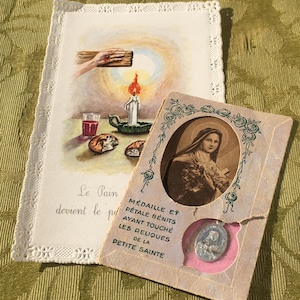 Relique religieuse sainte THÉRÈSE de LISIEUX des années 1900 ~ petite médaille breloque / fragment de tissu / carte sainte ~ fabriqué en France ~ antiquité rare