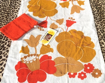Groovy 1960s BATHROOM TOWEL & MITT Set~ Flowers / Hearts Design ~ Dark Orange / Gold Brown Terry Cloth Cotton ~ Made in Belgium ~ New in Box