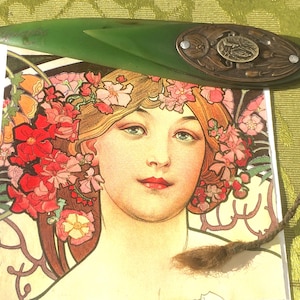 MARCADOR DE LIVROS / ABRIDOR DE CARTAS Art Nouveau Francês Religioso dos anos 1900 ~ Souvenir de Lourdes ~ Celuloide Verde / Latão / Prata de Lei ~ Fabricado na França