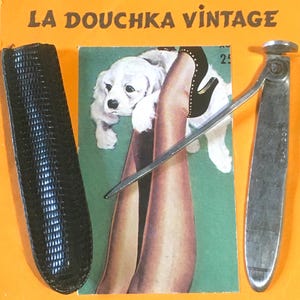 Puede incluir: Un fondo naranja con el texto "LA DOUCHKA VINTAGE" en la parte superior. La imagen presenta un estuche negro texturizado, una revista vintage con un perro y piernas, y una herramienta de metal plateado. La revista tiene el número "25".