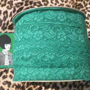 Nastro di pizzo smerlato francese anni '60 ~ Bellissimo colore verde smeraldo ~ Motivo floreale ~ Nuovo: vintage inutilizzato ~ 295 iarde / 270 metri