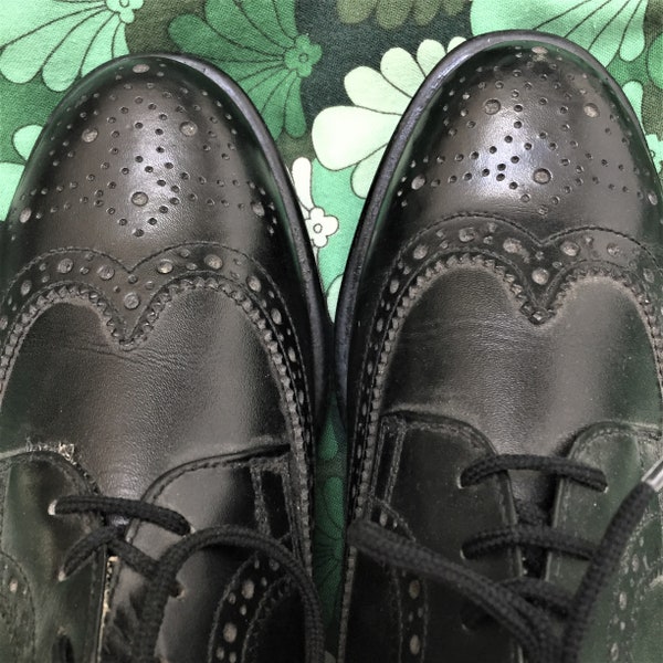 French 1970s Men Vintage Black Leather Wingtip Oxford Shoes - Timeless Style - Made in France - New - US 7.5/FR 40
