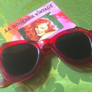 Französische 1940er Jahre Glamouröse PIN-UP-SONNENBRILLE~ Roter Acetatrahmen & Mineralglaslinsen ~ Made in France~ Neu/Altbestand~ Unbenutzte Vintage