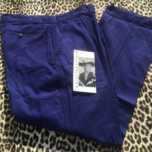 Può includere: Un set di tre tazze in ceramica con finitura opaca e macchiettata. Le tazze sono nei toni del crema, grigio chiaro e grigio scuro. Ogni tazza ha un design semplice e minimalista, perfetto per caffè o tè.