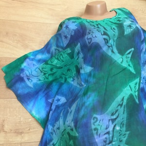 Francuska bluzka damska vintage z lat 80. XX wieku, oversize&#39;owa, plażowa, okrycie wierzchnie - styl boho hippie - niebiesko-zielona bawełna z wzorem wieloryba - nowość - XXL