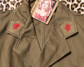 GIACCA DA POSTINO francese anni '40 ~ Abbigliamento da lavoro/Uniforme postale ~ Gabardine di cotone ~ Ricami del logo rosso ~ Nuovo e con etichetta: mai indossato, vintage ~ Prodotto in Francia ~ L