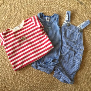 フランス人デザイナー Petit Bateau ベビーボーイ 3点セット - ショート丈ダンガリー パジャマ ボディスーツ - ネイビーブルー＆レッドストライプ - 新品同様 - 6ヶ月
