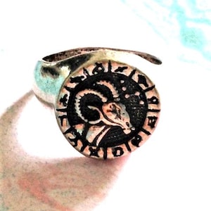 Stylish Unisex Men Women Silver Metal Signet Ring - In relief Astrological Constellation Design - Round Zodiac Sign : Aries - New - 8.5 !