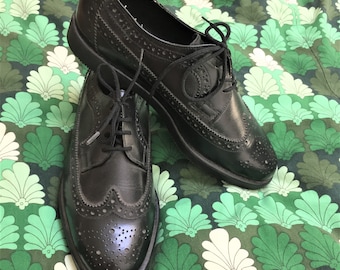 French 1970s Men Vintage Black Leather Wingtip Oxford Shoes - Timeless Style - Made in France - New - US 7.5/FR 40