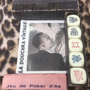 フランス製 1950 年代 ポーカー ダイス ゲーム セット ~ 旅行用 / ポケット サイズ ~ ジグザグ タバコ 巻紙 広告 ~ フランス製 ~ 上質なヴィンテージ ギフト