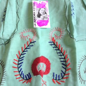 Bellissimo grembiule da cucina vintage anni &#39;50 da donna, con vita corta e lacci sulla schiena - Lino verde acqua e ricami colorati a mano - Prodotto in Portogallo - Nuovo
