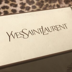 French Yves St Laurent 1970s Y Perfume Bath POWDER BOX Iconic YSL Signature Logo Empty : Just need to be refilled Perfect Vintage image 9