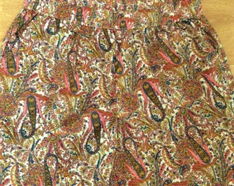 Könnte beinhalten: Eine weiße Hose mit Paisley-Muster in Rot-, Blau- und Goldtönen.