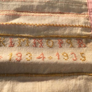 Pochette brodée pour femmes des années 1930 ~ Pour bas / mouchoirs / lingerie ~ Datée 1934 / 1935 ~ Monogramme P & D ~ Fait main en France