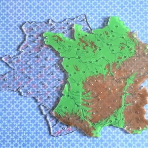 Französische 1970er Jahre VTG Schulschablonen aus Frankreich - 2 Stück - Bergreliefs & Flüsse - Hergestellt in Frankreich - Nie benutzt-selten zu finden