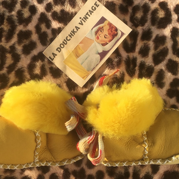 Français Hiver BOTTES À MANCHETTES DE BÉBÉ ~ Peau de cerf jaune et fourrure de shearling ~ Dentelle de cheville ~ Fait à la main ~ Adorable et chaud ~ Millésime non porté ~ 12/18m