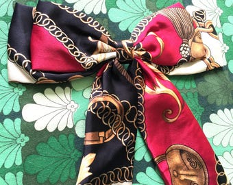 Pasador vintage francés de los años 90 con lazo de seda extragrande para mujer - Estampado de cadena dorada y joyas - Estampado: Francia - Nuevo