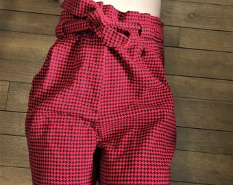Un des types Français shorts ceintures hautes vintage des années 1990 pour femmes - Élégant Red Houndstooth - Nouveau - M - W:30