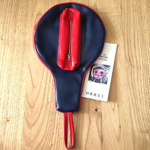 Franse jaren 1970 vintage racket paddle-blade tafeltennistafel hoes hoes en bal compartiment - marineblauw en rood vinyl - nieuw / ongebruikt