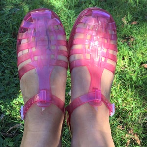 Authentische 1980er Jahre Frauen Medusen Water Beach Jelly Sandalen - Klarer Hot Pink Kunststoff - Made in Italy - Neu - US: 6.5 - FR 37