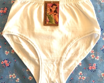 Puede incluir: Bóxer de algodón blanco de cintura alta y espalda completa. La ropa interior tiene una etiqueta que dice "La Doucheka Vintage".