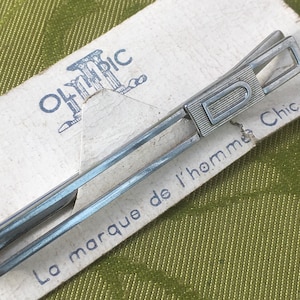 Französische Krawatte bei den Olympischen Spielen 1940er Jahre Männer Krawatte Bindestab / Clip~ Anfangsbuchstabe E ~Silber Metall ~Made in France~ New Old Stock: Unbenutzt Vintage