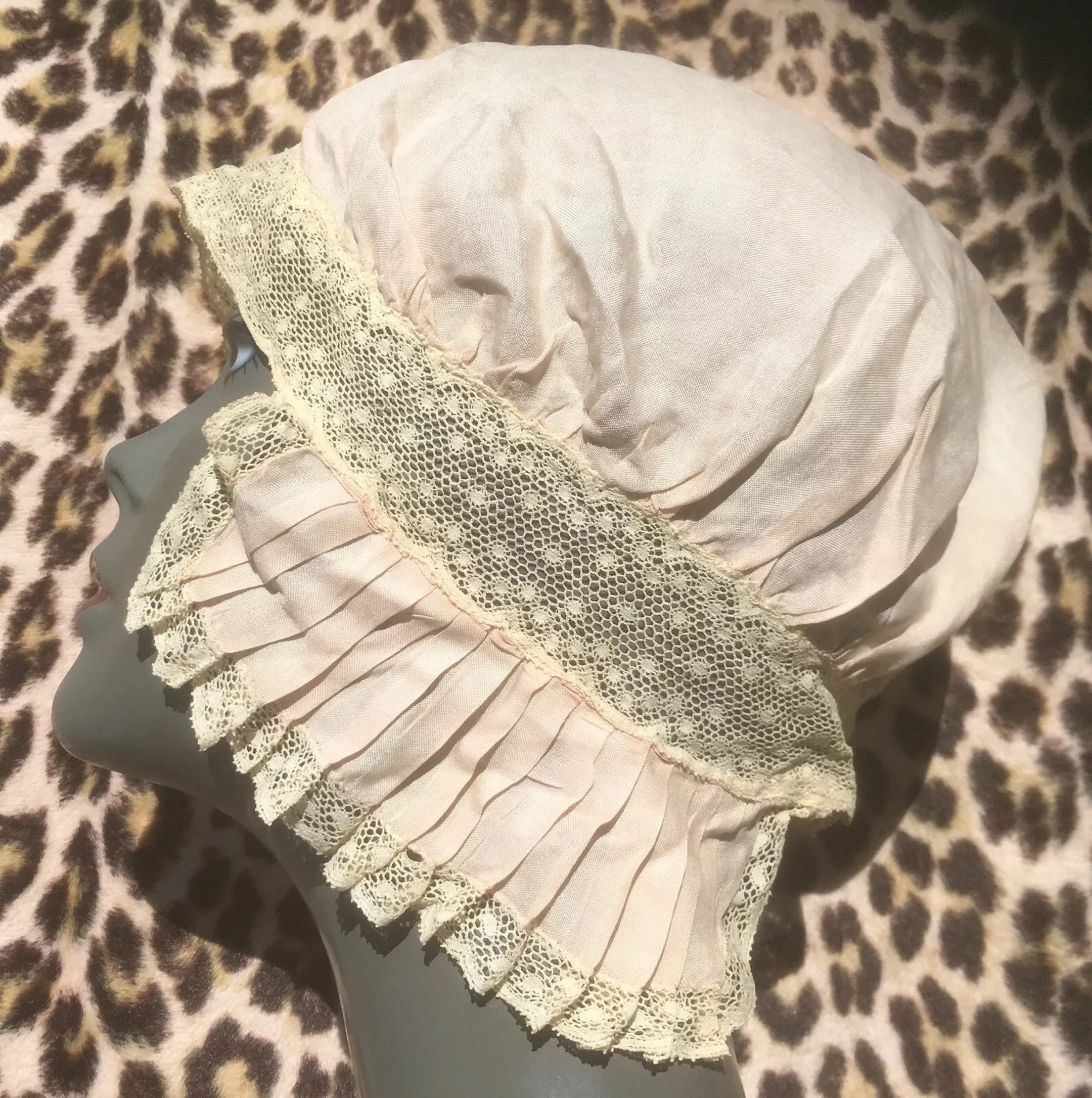 1800年代のフランス ビクトリア朝の女性用プリーツ ナイト ボンネット