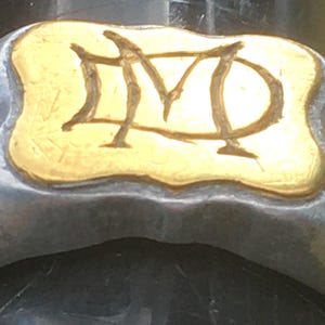 BAGUE D&#39;ART DES TRANCHÉES WW1 ~ Obus d&#39;artillerie sculpté ~ Monogramme M & D plaqué or ~ Fabriqué à la main par un soldat ~ Souvenirs uniques ~ Taille : 8