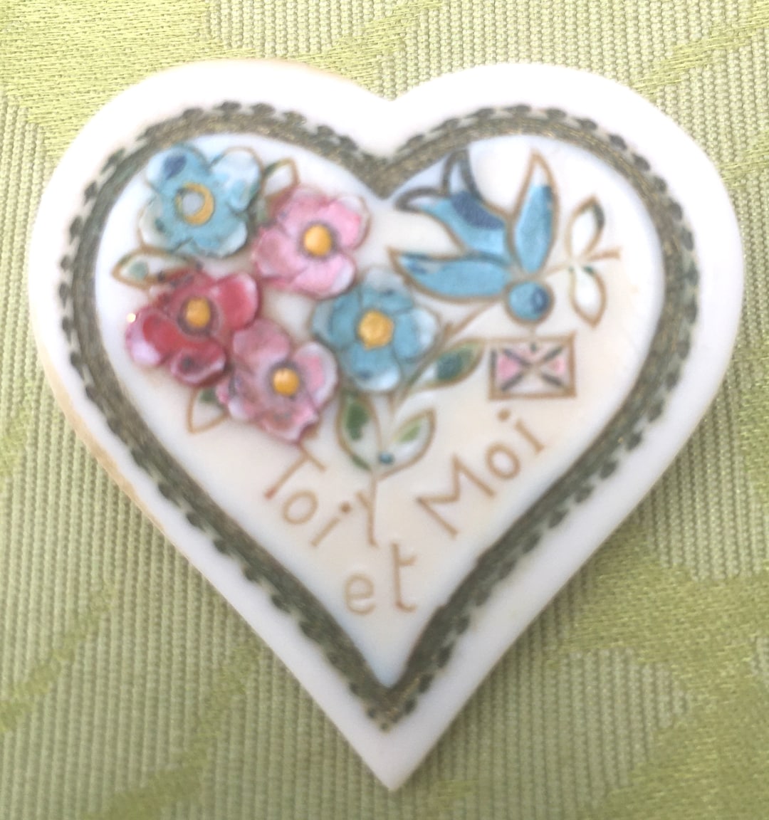Broche Vintage Art Déco - Décoration Peinte De Fleurs (Pensées) Sur Laiton - Occasion - Style Années 20/30