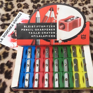 Deliziosi temperamatite anni '50 ~ 4 colori: blu/giallo/rosso/verde ~ Lotto da 24 - Prodotti nella Germania occidentale ~ Nuovi nella scatola originale vintage