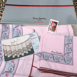PIERRE CARDIN Mantel redondo de los años 70 y 8 servilletas a juego ~ Estampado floral ~ Firma del logotipo ~ Hecho en Italia ~ Sin usar en caja vintage original