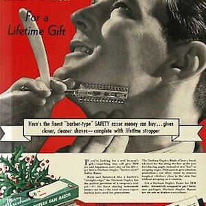 Może przedstawiać: Reklama w stylu vintage dla maszynki do golenia. Obraz przedstawia mężczyznę golącego się maszynką, z tekstem "America's Finest Safety Razor" i "For a Lifetime Gift". Widoczne są również pudełko z maszynkami i skórzane etui.