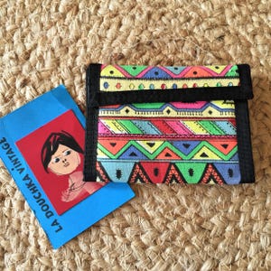 Cartera triple única de los años 80 con cierre de velcro. Diseño étnico neón alegre. Fabricada en Francia. Vintage sin usar.