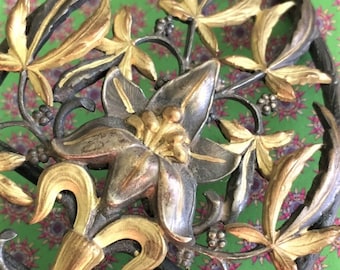 Boucle de ceinture en métal sculpté pour femmes Art déco des années 1920 - Beau design de fleur de lys - Vintage rare en parfait état