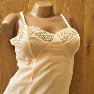 French 1960s Women Retro Baby Doll Fitted Nightgown Nightdress Slip Dress - Beautiful & Sexy Pink Colour with Lace and Ruffles - New - S