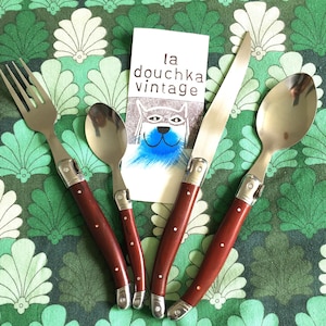 Conjunto de talheres vintage Laguiole e enfeite de abelha icônico - Conjunto de 4 peças - Alças marrons - Aço inoxidável assinado - Feito na França - Chega de plástico!