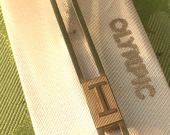 Corbata para hombre, estilo olímpico francés de los años 40. Pasador de corbata con clip. Letra inicial del monograma "H". Metal dorado. Fabricada en Francia. Nueva y sin usar. Vintage.
