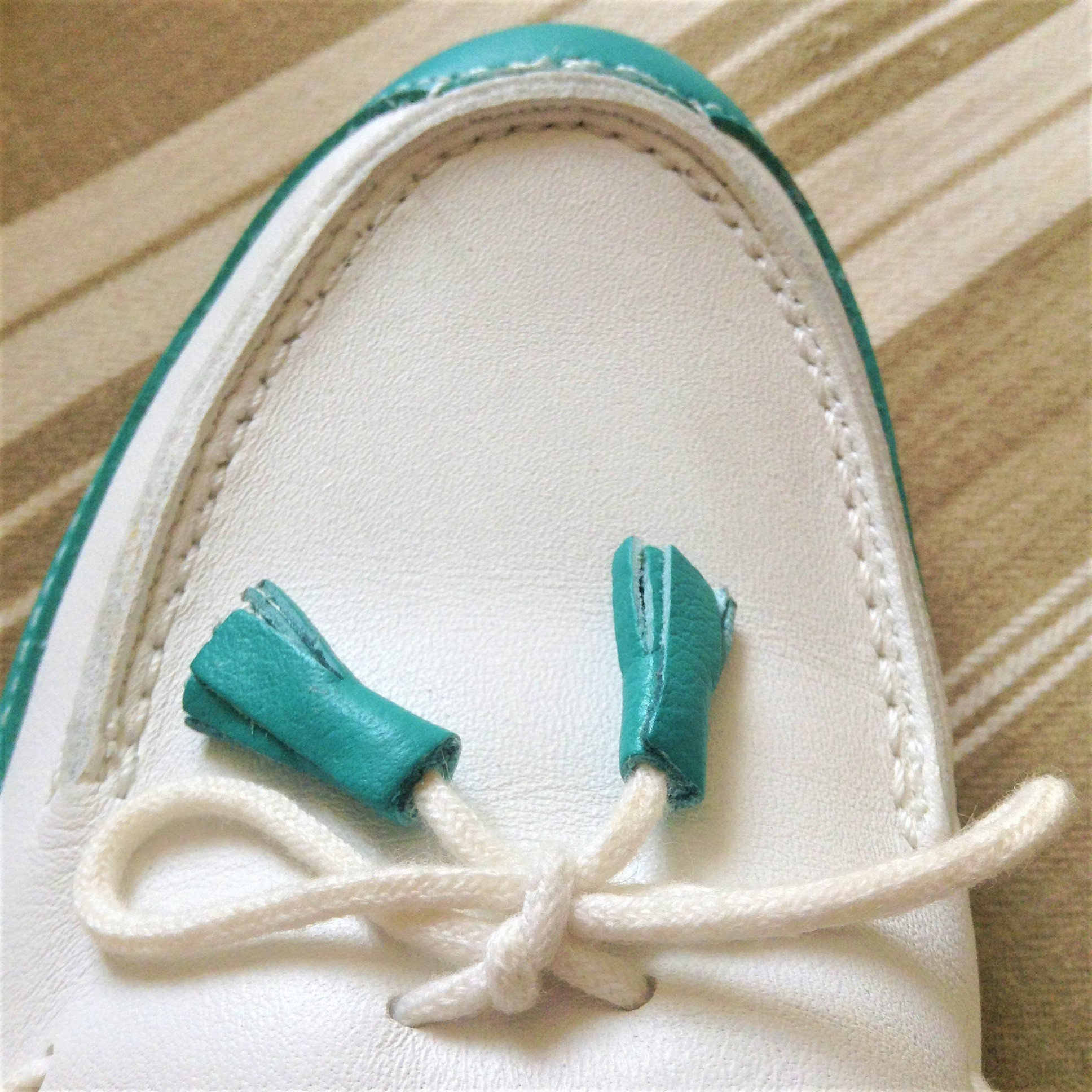 French 1980s Women Tassel Loafers Moccasins Shoes - White and Green Bicolour Leather - Timeless Vintage - New - US 6.5 / FR 37