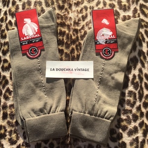 Peut inclure: Deux paires de chaussettes vert olive avec des poignets côtelés, chacune avec une étiquette rouge portant la marque "LABONAL" et des informations de taille. Une petite étiquette blanche indique "LA DOUCHKA VINTAGE".