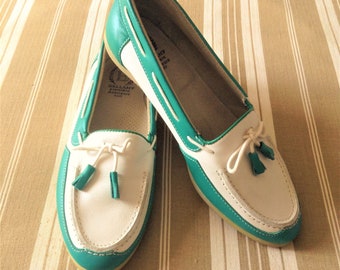 French 1980s  Women Tassel Loafers Moccasins Shoes - White and Green Bicolour Leather - Timeless Vintage - New - US 6.5 / FR 37