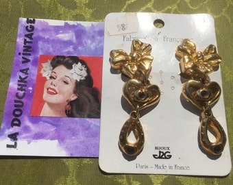 Diseñador francés JACKY DE G 1980 PENDIENTES colgantes ~ Diseño de arco / corazón ~ Oro y pedrería púrpura ~ Hecho en Francia ~ Vintage sin usar con etiqueta