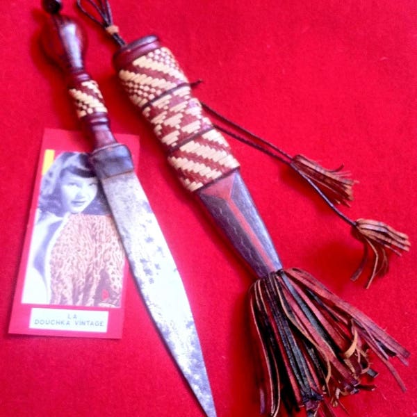 Rare vintage Etnic Tribe Dagger Knife & Tassels - Cuir à outils à la main - One of the Kind Collectible