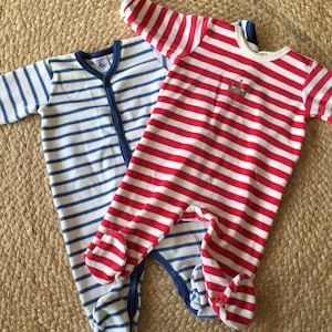 フランス人デザイナー Petit Bateau ベビーボーイズ ベロアパジャマ - 2ピース - 象徴的なネイビーブルーとレッドのストライプ - 素晴らしい状態! 3ヶ月