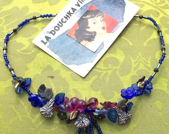 Franse jaren 1960 vrouwen 3D BLOEMEN & BLADEREN KETTING ~ Kleurrijke gesneden glaskralen ~ Gemaakt in Frankrijk ~ New Old Stock: ongedragen vintage ~ Echt prachtig