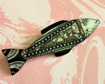 Broche de resina artesanal vintage para mujeres francesas - Precioso diseño de pez sardina y detalles de cadena de eslabones de metal - Hecho en Francia - Nuevo