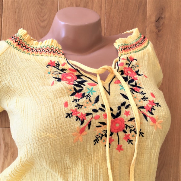 Chemisier en rayonne mélangée jaune pour femme des années 1970, tunique et broderies florales - Style hippie bohème romantique - haut de festival - neuf - XS/S