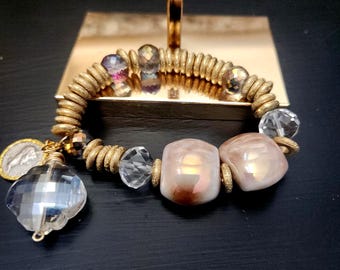 Bracciale con ciondolo Heishi in cristallo iridescente e oro