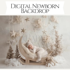 Könnte beinhalten: Digitaler Neugeborenen-Hintergrund mit einem schlafenden Baby in einem cremefarbenen Outfit und Hut, eingebettet in einen mondförmigen Holzschlitten. Die Szene umfasst hängende Sterne, dekorative Bäume und flauschige Wolken.
